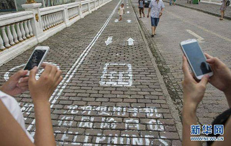 پیاده رو مخصوص معتادان به موبایل در چین راه اندازی شد! 1