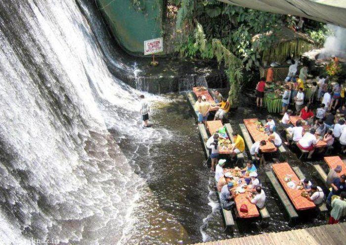 رستورانی در زیر آبشار